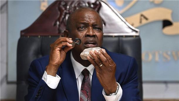 Riesiger Rohdiamant in Botsuana gefunden Botswanas Präsident Mokgweetsi Masisi begutachtet den vermutlich zweitgrößten Rohdiamant der Welt, der in seinem Land entdeckt wurde.