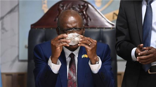 Riesiger Rohdiamant in Botsuana gefunden Botswanas Präsident Mokgweetsi Masisi begutachtet den vermutlich zweitgrößten Rohdiamant der Welt, der in seinem Land entdeckt wurde. Der Edelstein ist etwa so groß wie eine Avocado und wiegt 2.492 Karat.