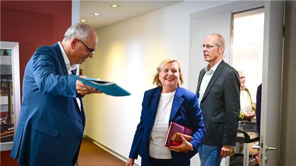 SPD-Vorstand setzt auf Högl und Rackles für Bremens Senat Bovenschulte zeigte sich erfreut über die beiden Kandidaten für den Bremer Senat.