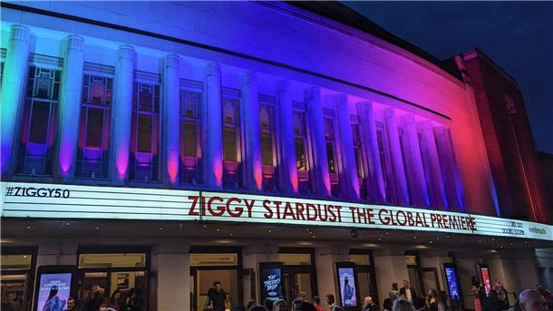 Restaurierter Konzertfilm von David Bowie feiert Premiere Bowie hatte am 3. Juli 1973 das historische letzte Konzert unter seinem Alias Ziggy Stardust mit der Band Spiders From Mars gegeben.