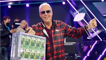 Box-Manager Rainer Gottwald bejubelt seinen Sieg in der Sat.1-Reality-Show „Promi Big Brother“.