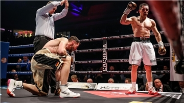 Boxer Felix Sturm (r) gelingt beim Comeback-Kampf ein Knockout