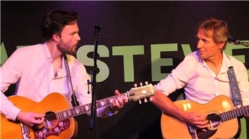 Brachten die Musik von Cat Stevens überzeugend auf die Hesedorfer Bühne: Patrick Snow (links) und Geret Luhr.