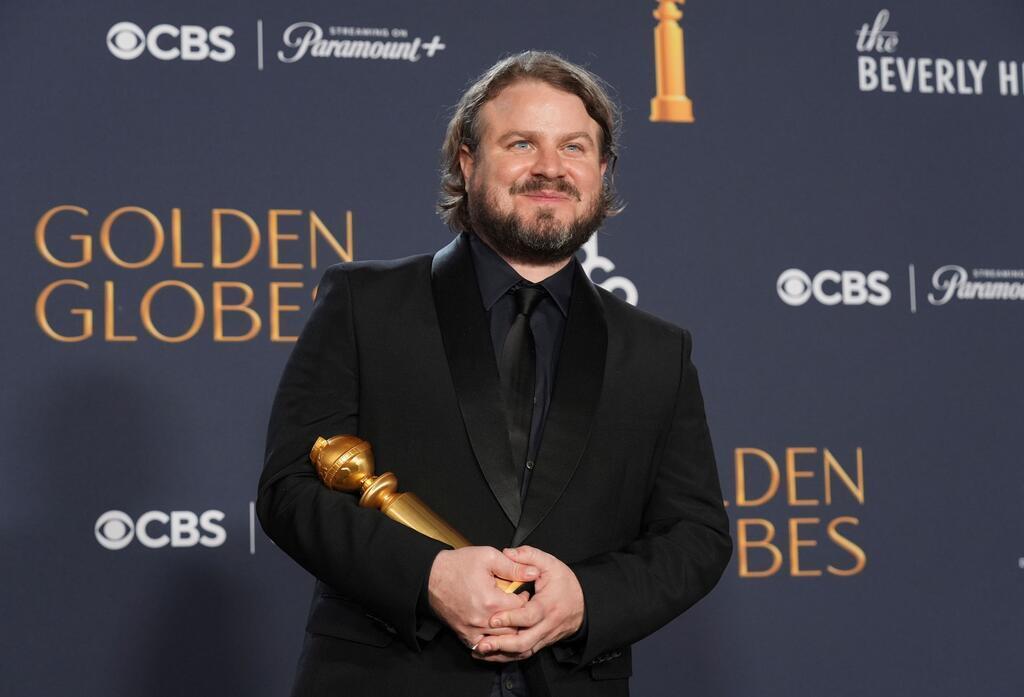 Die Golden Globes feiern das Durchhalten Brady Corbet freut sich über den Regie-Globe.