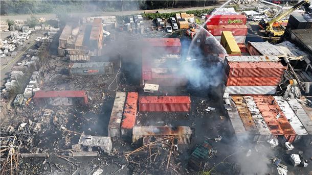 Größtes Feuer auf Gelände in Hamburger Hafen gelöscht Brandbekämpfung an mehreren Stellen gleichzeitig - der Großbrand im Hamburger Hafen hat rund 320 Einsatzkräfte beschäftigt.