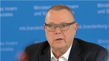 Brandenburgs Innenminister Michael Stübgen (CDU) spricht auf einer Pressekonferenz.