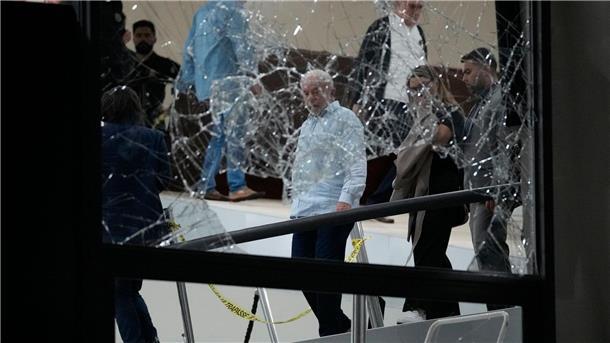 Brasiliens Präsident Luiz Inacio Lula da Silva inspiziert den Planalto-Palast, nachdem dieser von Anhängern seines Vorgängers Jair Bolsonaro gestürmt wurde.