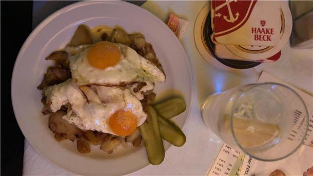 Verschwindet Bremerhavens nächste Kultkneipe? Das Frühlokal "Zum Ei" ist bedroht Bratkartoffeln mit Spiegeleiern und Gewürzgurken gehören zu den Klassikern im „Ei“.