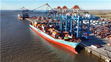 Containerschiff an der Kaje von Bremerhaven.