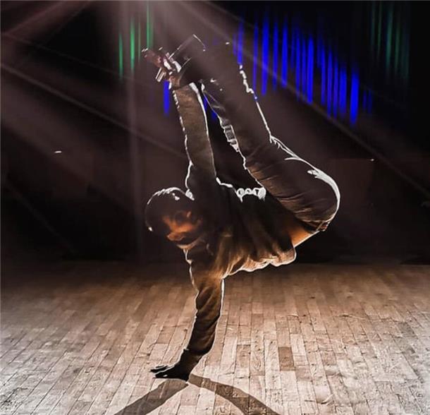 Breakdance-Europa- und -Weltmeister Daniel Winterstein leitet den Workshop in Burhave.