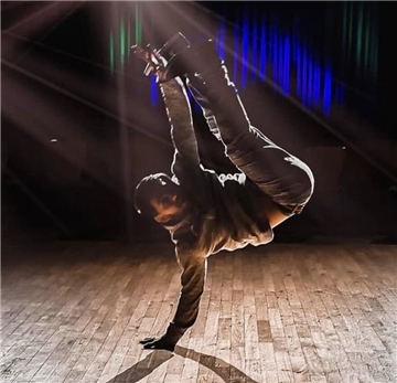 Breakdance-Europa- und -Weltmeister Daniel Winterstein leitet den Workshop in Burhave.