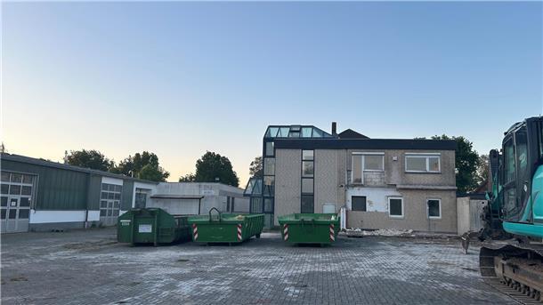 Breddorf: Neue Tagespflege soll im August eröffnen Drei Container stehen vor einem Haus.