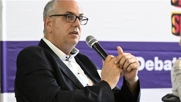 Bremens Bürgermeister Andreas Bovenschulte auf der Diskussionsveranstaltung der Diakonie in Bremen.