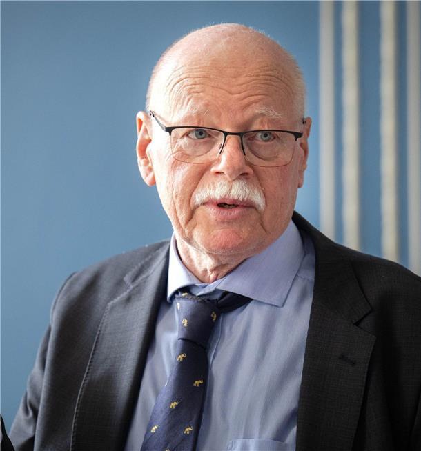 Bremens Innensenator Ulrich Mäurer (SPD) räumt zum Jahresende sein Amt. Mit 74 Jahren sei es an der Zeit, anderen Platz zu machen, so der nicht unumstrittene Innenpolitiker.
