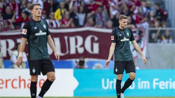 Bremens Jens Stage (links) und Marvin Ducksch wirken niedergeschlagen. 