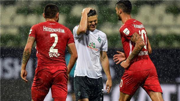 Bremens Milot Rashica (Mitte) reagiert enttäuscht. Werder und Heidenheim trennten sich 0:0.