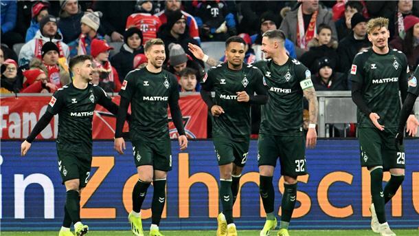 Die Stimmen zu Werders Sensationssieg beim FC Bayern Bremens Mitchell Weiser (2.vl) bejubelt sein Tor zum 0:1 mit den Teamkollegen.