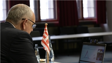 Bremens Regierungschef Andreas Bovenschulte vor seinem Tablet. 