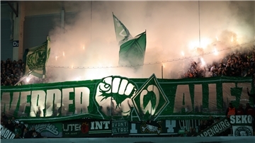 Bremer Fans lassen gerne mal Rauch aufsteigen - nicht nur durch weitestgehend verbotene Pyrotechnik. Auch das Rauchen von Zigaretten im Weserstadion gehört für viele Fans dazu. Doch damit soll Schluss sein, finden die Bremer.