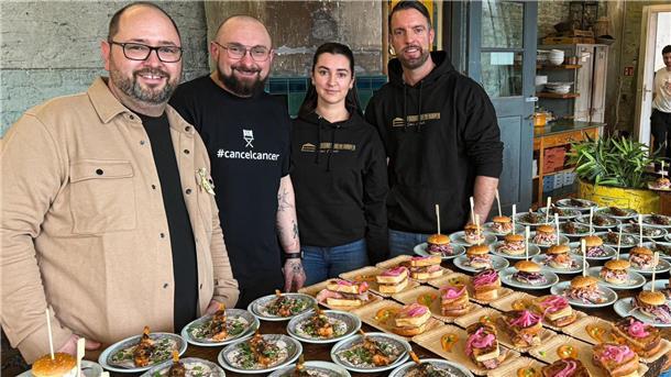 Bremerhaven beeindruckt Berlin (von links): Veranstalter Timo Wentzel mit Arthur Schäfer, einer Mitarbeiterin von „Cakes and Bowls“ und Dennis „The Smasher“ Holstein aus Cuxhaven.