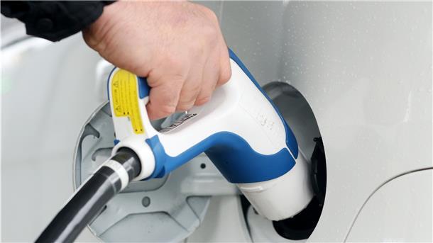 Elektroauto an einer Schnellladestation