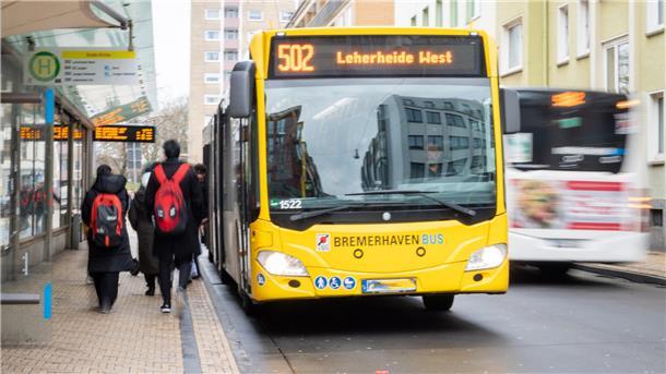 Weniger Fahrgäste, höhere Kosten: Bremerhaven-Bus braucht dringend Geld Bus an Haltestelle