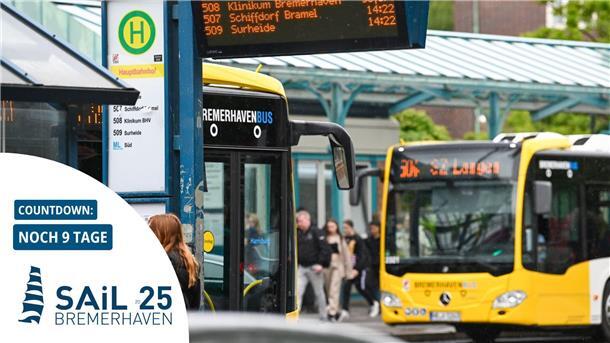 Ein gelber Bus, der an einer Haltestelle hält. Er fährt, so ist es an seiner Fahranzeige abzulesen, bis zur Station Leherheide West.