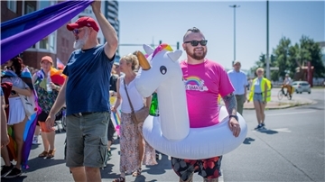Bremerhaven feiert seinen zweiten Christopher Street Day. Mit dabei ist Michael mit seinem Einhorn-Schwimmring. Sein Mann Ralf trug das gleiche Outfit.
