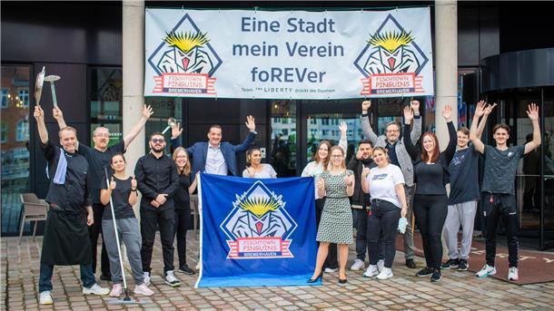 „Bremerhaven ist Eishockeystadt“: Fischtown-Fans zeigen Flagge für die Pinguins Bremerhaven im Eishockeyfieber: Von der Küche bis zur Raumpflege freuen sich die Mitarbeiter des Liberty-Hotels am Neuen Hafen mit dem Pinguins-Team über den Einzug ins Finale.