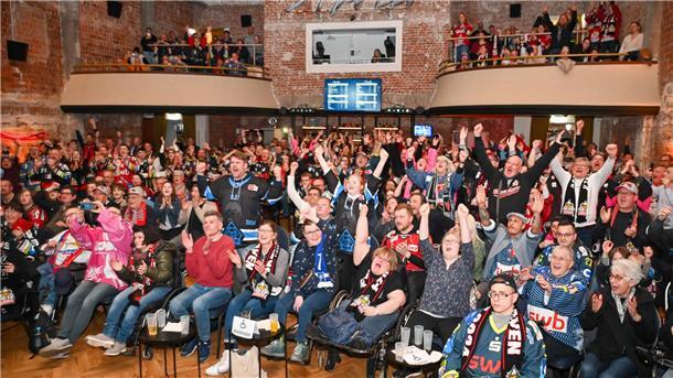 Bremerhaven ist im Pinguins-Fieber. Das Public Viewing zu den Playoff-Spielen der Bremerhavener Kufen-Cracks im Apollo-Theater kommt gut an.