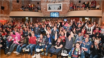 Bremerhaven ist im Pinguins-Fieber. Das Public Viewing zu den Playoff-Spielen der Bremerhavener Kufen-Cracks im Apollo-Theater kommt gut an.