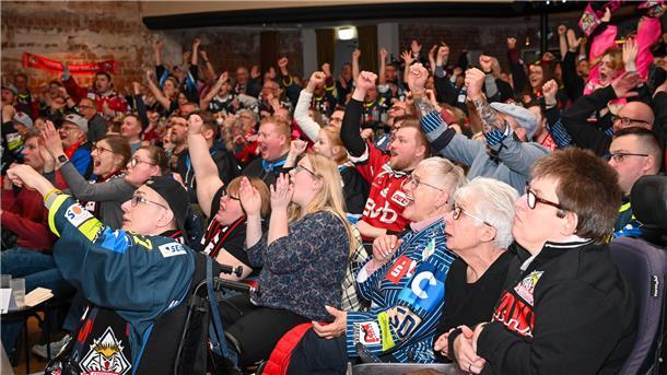 Bremerhaven ist im Pinguins-Fieber. Das Public Viewing zu den Playoff-Spielen der Bremerhavener Kufen-Cracks im Apollo-Theater kommt gut an.