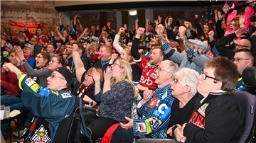 Bremerhaven ist im Pinguins-Fieber. Das Public Viewing zu den Playoff-Spielen der Bremerhavener Kufen-Cracks im Apollo-Theater kommt gut an.