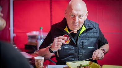 Bremerhaven sucht den Fischgrillmeister – Wettbewerb zur großen Fischparty Bremerhaven sucht den Fischgrillmeister: Jurymitglied Joachim Kurrle kam extra aus Stuttgart angereist.
