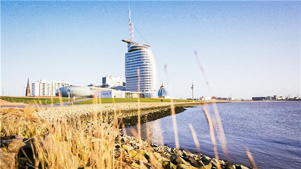Bremerhaven war schon für einige Künstler eine Inspiration. Hier hat Fotograf Arnd Hartmann den Charme der Seestadt in einem analogen Foto eingefangen. Aber auch Musiker haben sich immer wieder mit der Stadt beschäftigt.