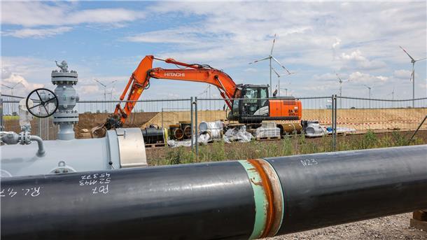 Grüner Zukunftsweg: Bremerhaven am Wasserstoffnetz angebunden  Leitung Wasserstoff Bagger