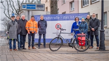 Bremerhavens erste Fahrradstraße in der Innenstadt ist eröffnet (von links): Baustadtrat Bernd Schomaker, Hans-Joachim Schmeck-Lindenau (ADFC), Bernd Freemann (FDP), Enno Wagener vom Amt fu¨r Straßen- und Bru¨ckenbau, Ordnungsamtsleiter Thomas Herbrig, Martina Kirschstein-Klingner (SPD), Mobilitätsbeauftragte Johanna Lichtenberg, Dominique Ofcarek (SPD) und Volker Ortgies, Direktor der Ortspolizeibehörde Bremerhaven. Foto: Hartmann