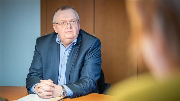 Bremerhavens Kämmerer und Bürgermeister Torsten Neuhoff (CDU) im Gespräch über die aktuelle Finanzsituation der Stadt.