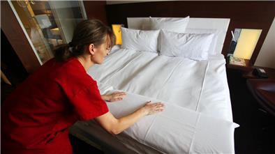 Bremerhavens Tourismus schwächelt. Aber ein Bereich trumpft auf Frau bringt Hotelbetten in Ordnung.