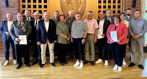 Diese Menschen zeichnete die Stadt Bremervörde für ihre Leistungen aus Bremervördes Bürgermeister Michael Hannebacher mit den geehrten Ehrenamtlichen.