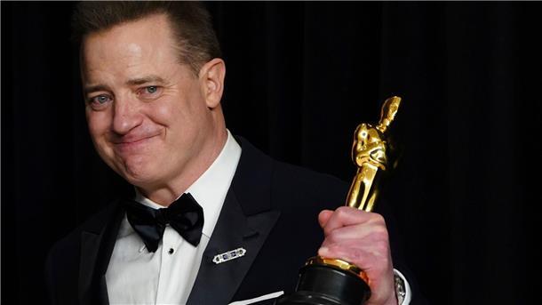 „Im Westen nichts Neues“ gewinnt vier Oscars Brendan Fraser, der als bester Hauptdarsteller ausgezeichnet wurde, gelang ein glänzendes Hollywood-Comeback.