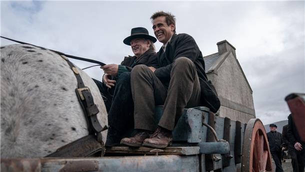 „Im Westen nichts Neues“ für Golden Globe nominiert Brendan Gleeson (l) als Colm Doherty und Colin Farrell als Padraic Suilleabhain in einer Szene des Films „The Banshees Of Inisherin“.