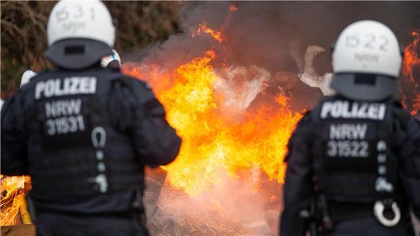 Brennende Strohballen, die von Aktivisten angezündet wurden.