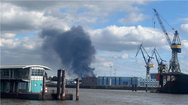 Brennende Trümmerteile haben laut Feuerwehr mindestens ein weiteres Gebäude in Brand gesetzt.