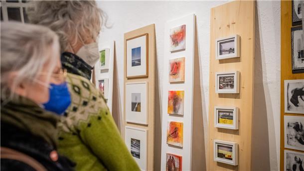 Das kleine Format hat es in sich Bretter, die die Kunstwelt bedeuten: 36 Künstlerinnen und Künstler zeigen in der Ausstellung „Accrochage 16“ in der Galerie 149 in der „Alten Bürger ihre Werke.