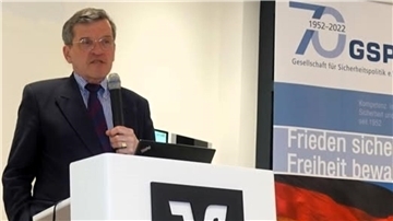 Brigadegeneral a.D. Rainer Meyer zum Felde referierte auf Einladung der Volkshochschule in Zeven.