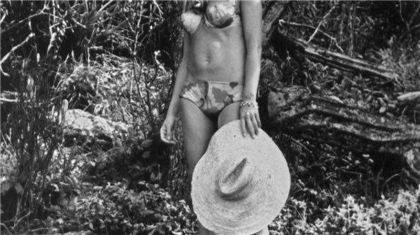 Die ewig Unbeugsame - Brigitte Bardot wird 90 Brigitte Bardot, damalige Schauspielerin, steht während eines Badeurlaubs in der Bucht von Buzios. (Archivfoto)
