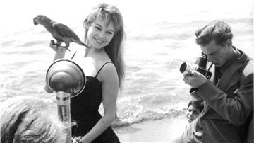 Brigitte Bardot wird während der Filmfestspiele von Cannes in den Fünfzigern am Strand mit einem Papagei in der Hand fotografiert. (Archivfoto) 