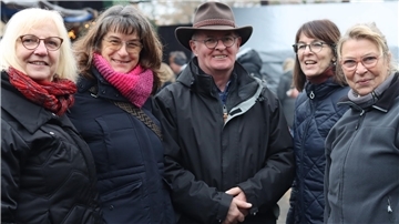 Brigitte Börsdamm (von links), Astrid Burmeister, Torsten Hecht, Petra Platte und Hilke Bentkowski vom Verein Dörpslüer freuen sich über viele Besucher am Sonntag in Buchholz.
