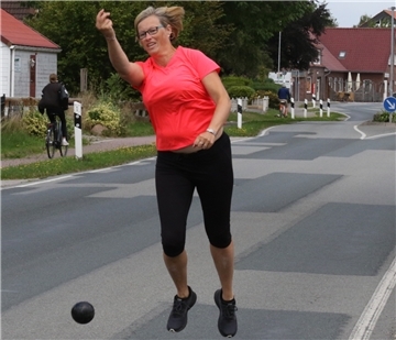 Brigitte Sanders vom KBV Reitland beim Boßeln.